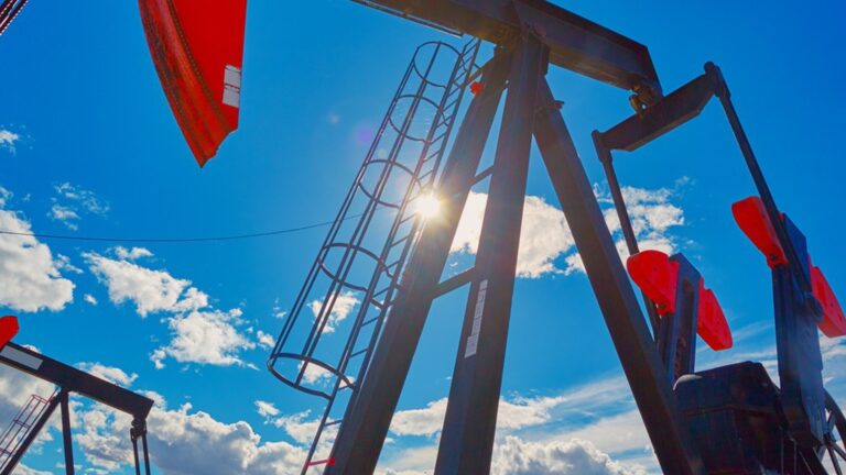 Цена на нефть находится на уровне, не наблюдавшемся месяц назад