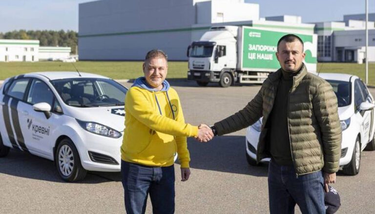 Фармацевтическая компания «Дарница» передала автомобили благотворительному фонду Фармацевтическая компания «Дарница» передала автомобили благотворительному фонду