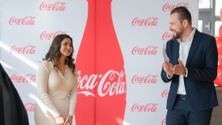 Coca-Cola подарила победителю игры «Ответь на вопрос и забрать машину» стильный Fiat 500e La Prima 3+1