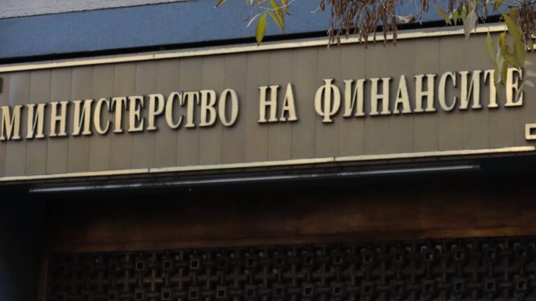 Дефицит бюджета составляет почти 3 миллиарда левов.