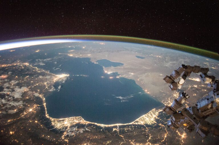Самое большое озеро на планете уменьшается настолько, насколько хватает глаз. Эксперты опасаются, что явление необратимо Самое большое озеро на планете уменьшается настолько, насколько хватает глаз. Эксперты опасаются, что явление необратимо