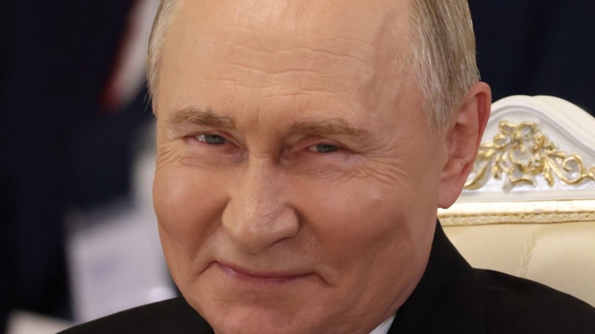 Мужчина с плакатом "Путин, где ты, к.чко, потесни меня" залез на рекламный щит в Москве (ФОТО)