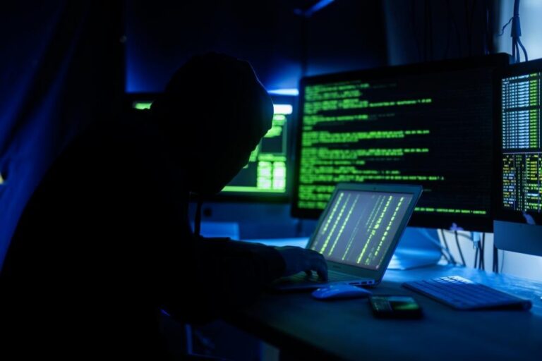 Фермы троллей и ботов: растущая опасность в информационной войне