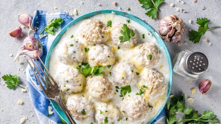 Сочные куриные тефтели в сливочном соусе