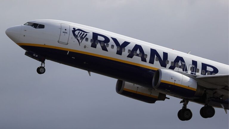 Из-за повышения налога на билеты: Ryanair сокращает рейсы в и из Великобритании