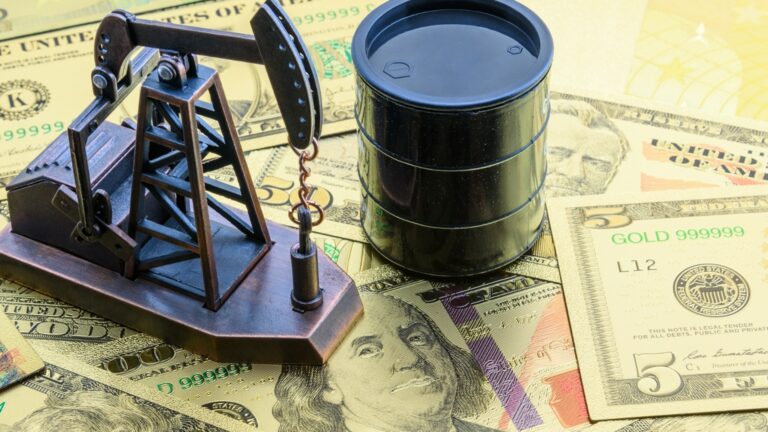Цена на нефть изменилась из-за сильного доллара