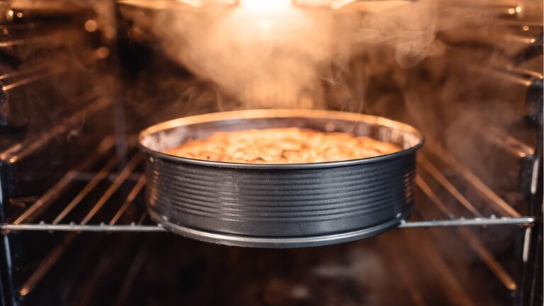 Неотразимый торт с апельсиновой цедрой и сахарным сиропом