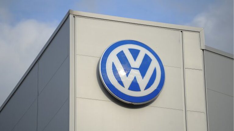 Рабочие Volkswagen согласились снизить заработную плату, чтобы спасти три завода
