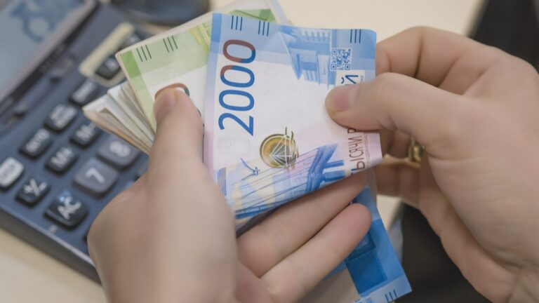 Рубль снова падает по отношению к доллару