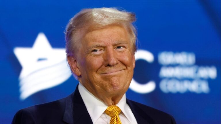 Трамп ждет результатов выборов в компании нескольких сотен гостей в Мар-а-Лаго