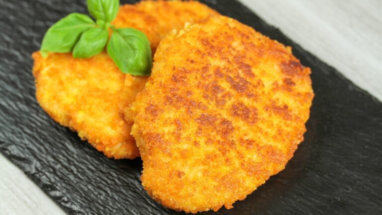 Куриное филе в панировке с сухарями очень вкусное.
