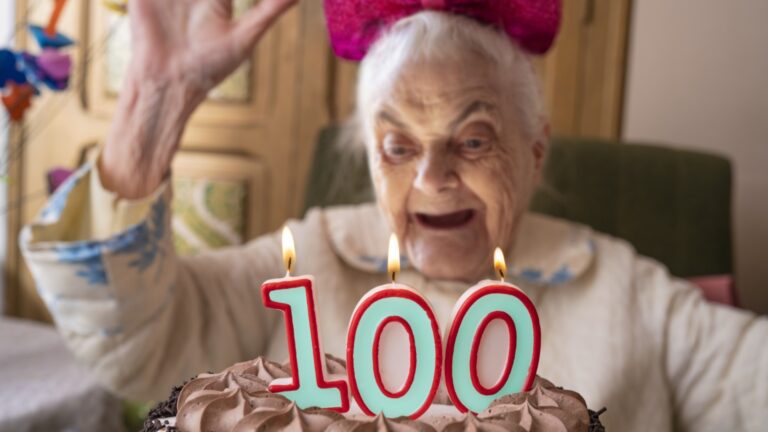 110-летняя именинница из Великобритании рассказала, что пьет для долголетия (ВИДЕО)