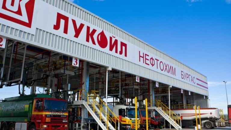 Financial Times: «Лукойл» планирует продать свой НПЗ в Бургасе