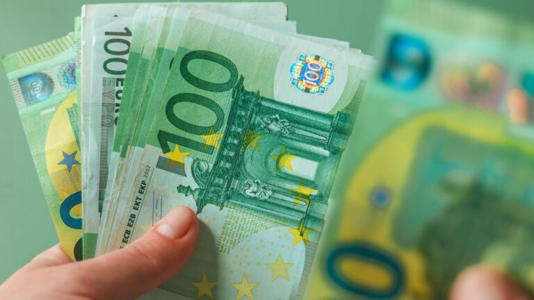Евро приближается к психологическому пределу по отношению к доллару