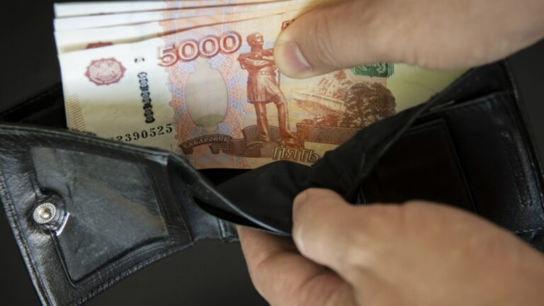 Рубль продолжает падать, достиг нового дна