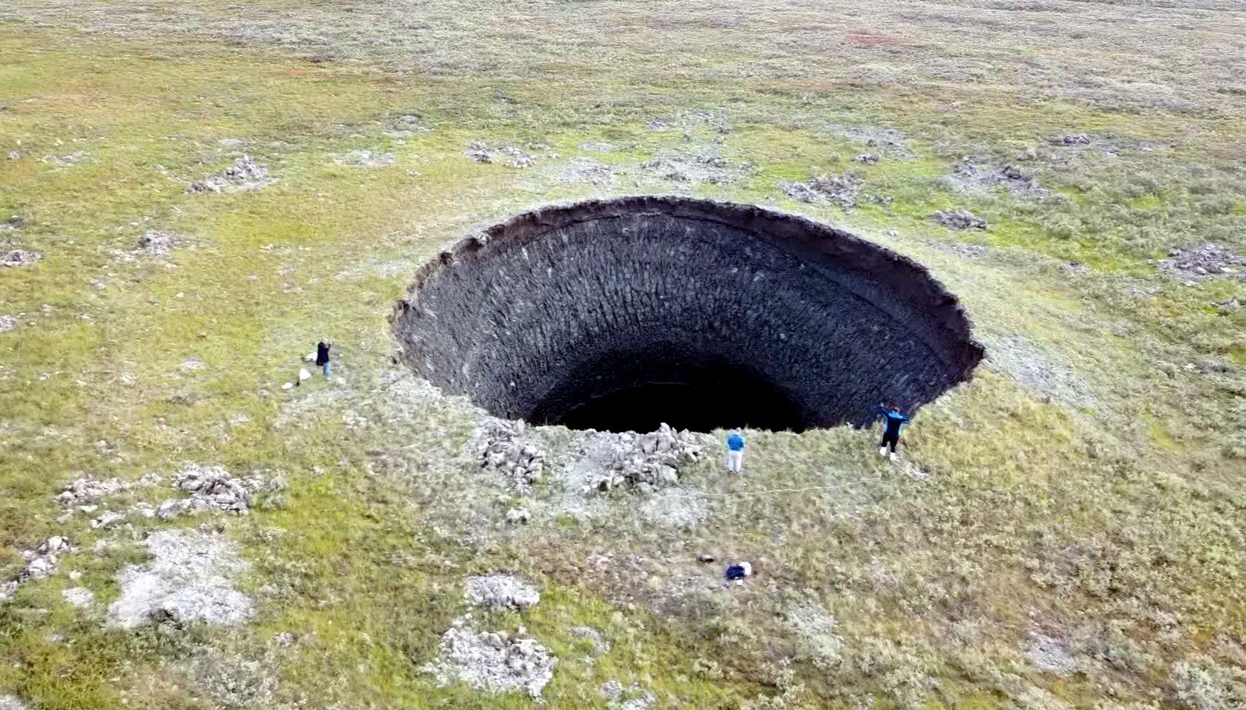 Гигантские дыры в России, появившиеся таинственным образом и, кажется, ведущие в другой мир, теперь имеют ответ