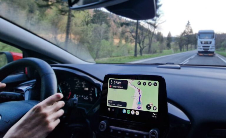 Как управлять Android Auto и CarPlay с помощью голосовых команд: полное руководство для безопасного и спокойного путешествия