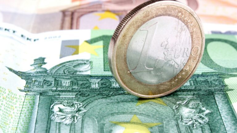 Евро начал неделю с разворота против доллара
