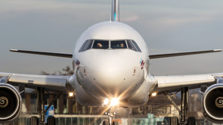 Из-за нехватки запчастей: В России перестала летать половина самолетов Airbus neo