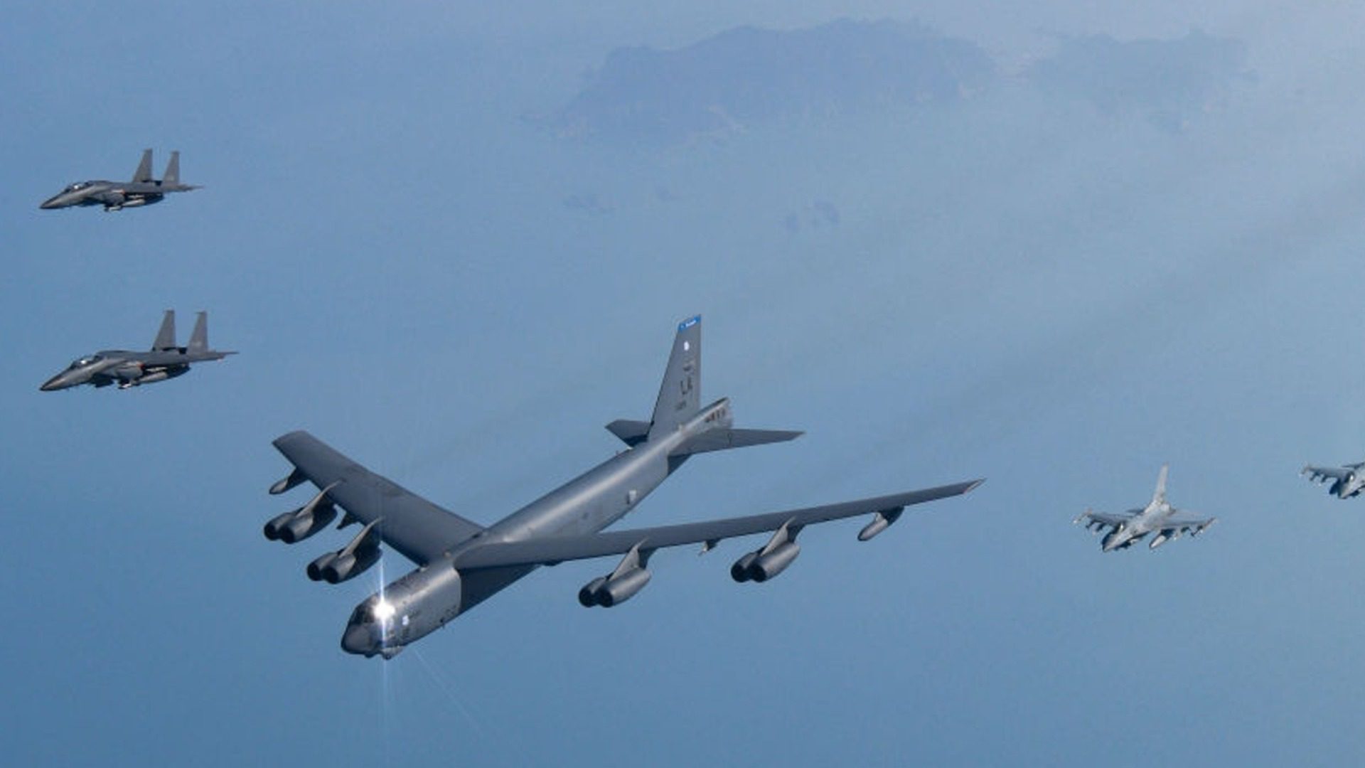 Американские бомбардировщики B-52 прибыли на Ближний Восток (ВИДЕО)