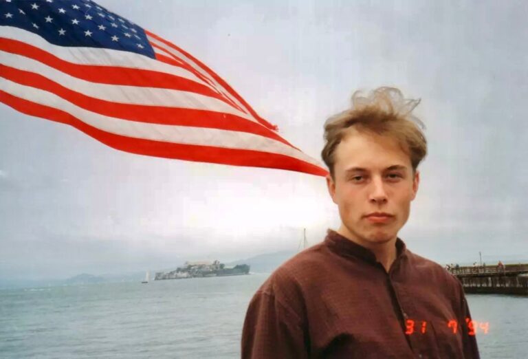 Илон Маск нелегально работал в США в 1990-х годах после прибытия из Южной Африки, в отличие от антииммиграционной политики Трампа, сообщает Washington Post.
