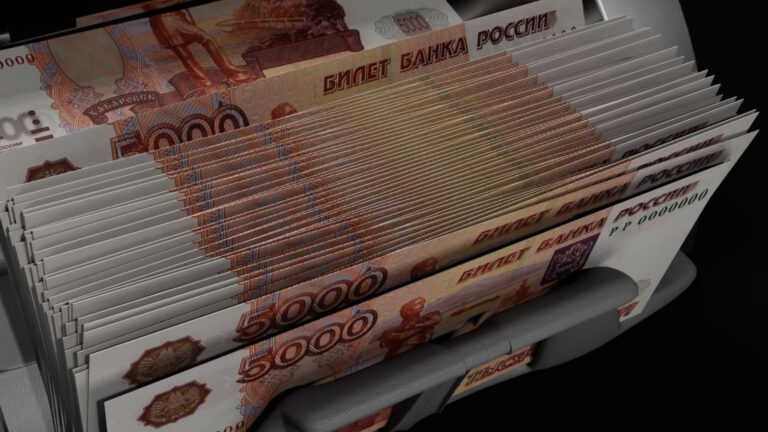 Денег нет: Россия фактически начинает печатать рубли