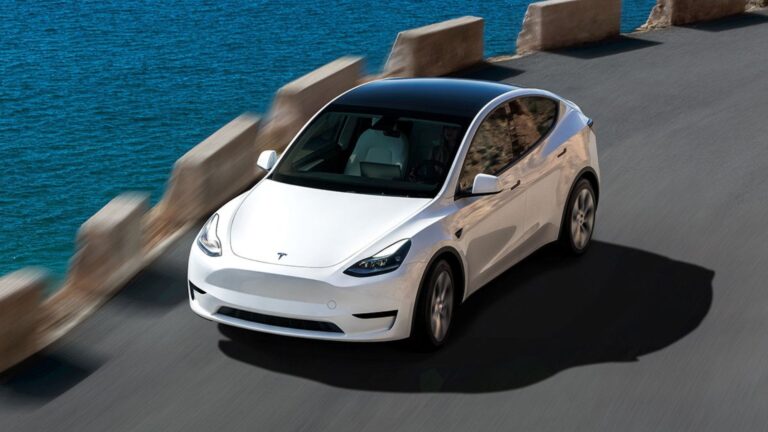Четверо молодых людей погибли в Tesla из-за системы блокировки дверей. Как произошла трагедия