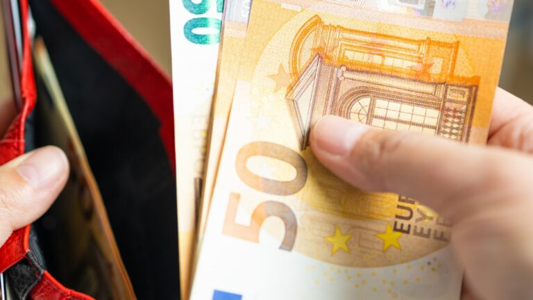 Евро колеблется вблизи психологической границы по отношению к доллару