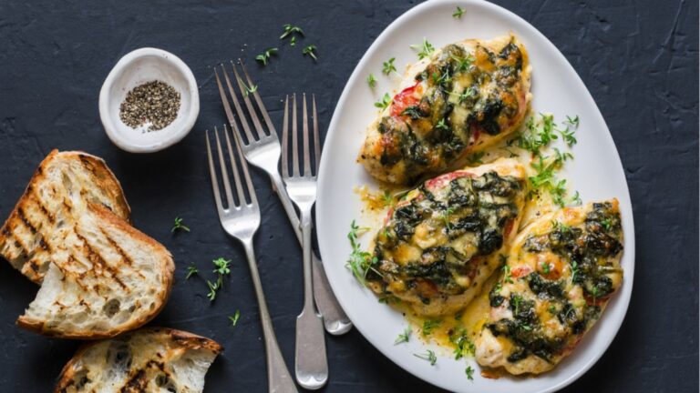 Быстрый ужин: Вкусная и нежная куриная грудка, фаршированная сыром и специями.
