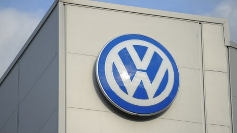 На немецких заводах Volkswagen началась масштабная забастовка