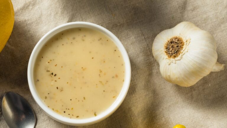 Чесночный сироп борется с простудой и гриппом, вот как его приготовить