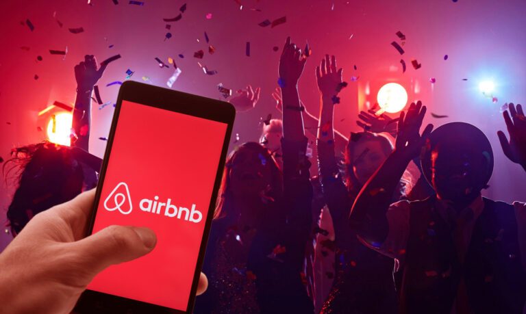 Airbnb объявляет войну новогодним вечеринкам: умная антипартийная технология для мирного отдыха