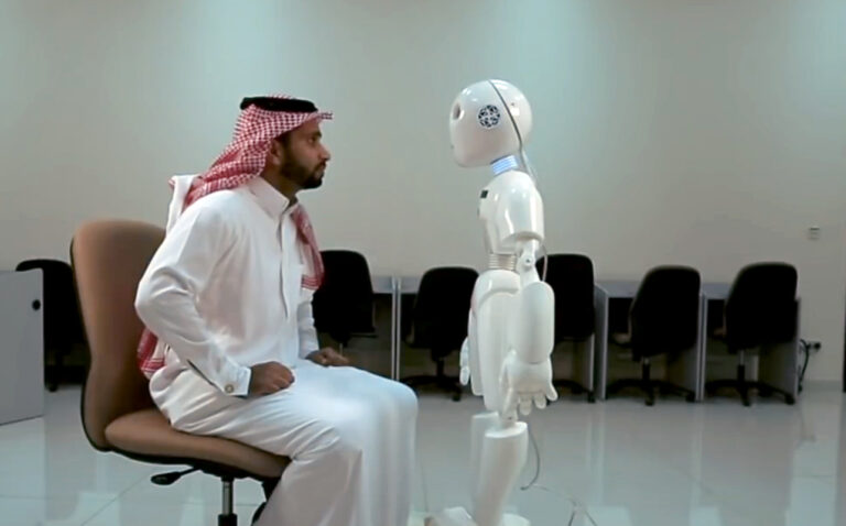 Саудовская Аравия заменяет рабочих роботами после того, как на стройках погибло более 21 000 мигрантов