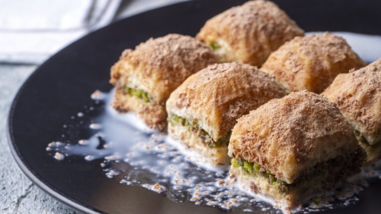 Вкусная и легкая холодная пахлава со свежим молоком