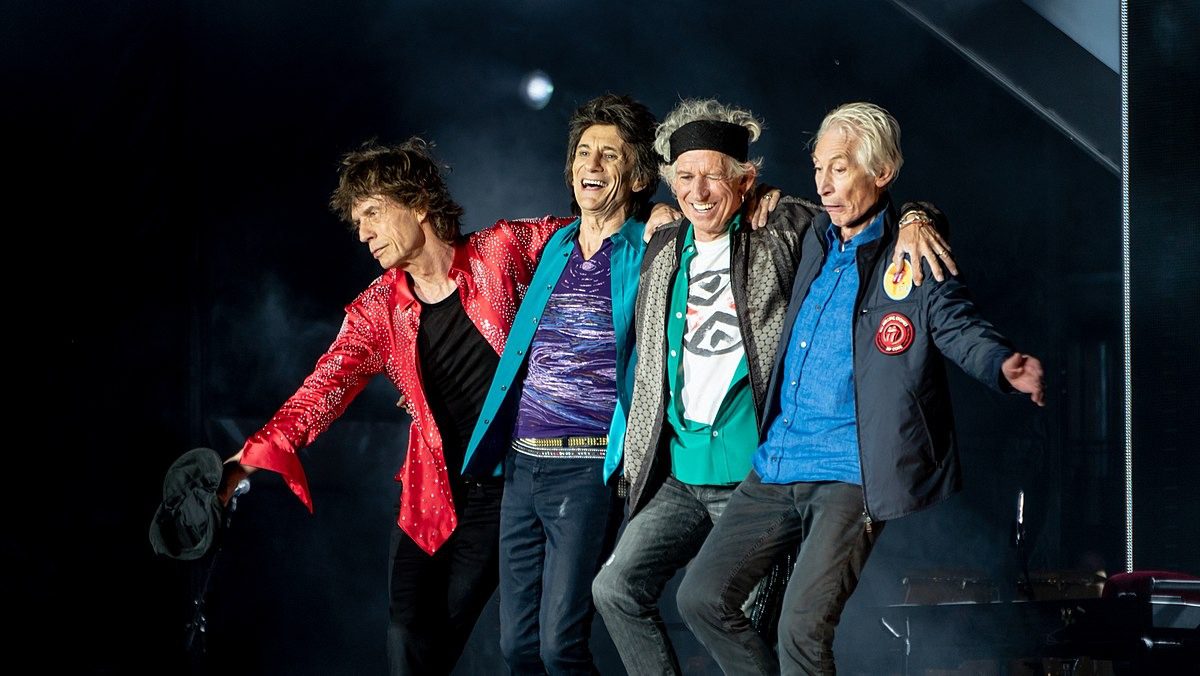 Всемирно известные артисты, такие как Род Стюарт или The Rolling Stones, привлекли миллионы людей.