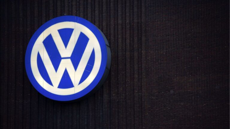 Volkswagen сократит 35 тысяч рабочих мест в Германии к 2030 году Volkswagen сократит 35 тысяч рабочих мест в Германии к 2030 году