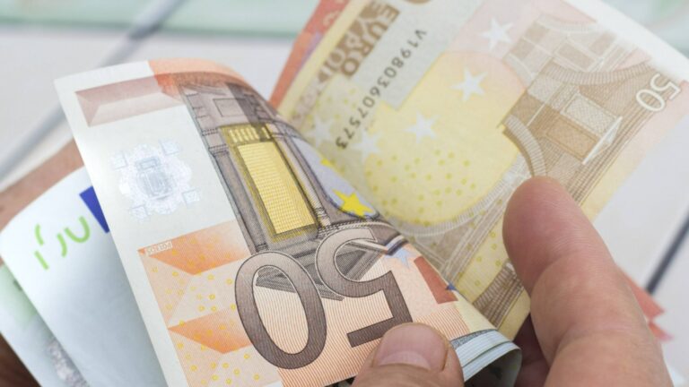 Евро принял новое направление против доллара