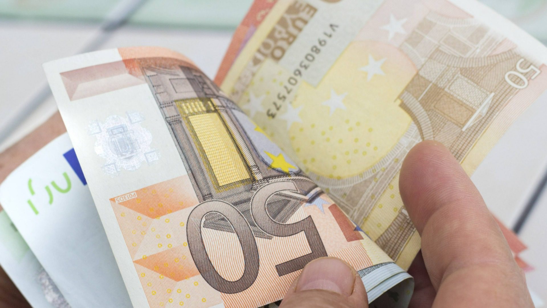 Евро принял новое направление против доллара