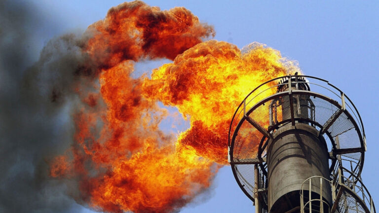 Украинские дроны остановили работу крупнейшего нефтеперерабатывающего завода на юге России