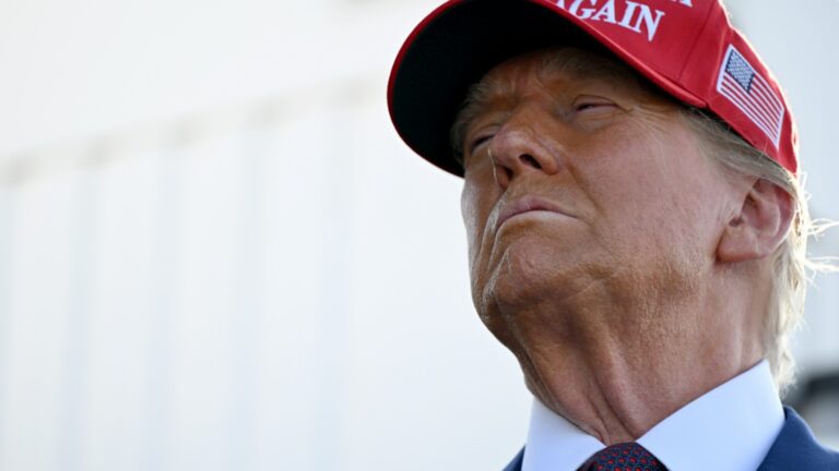 Трамп пообещал быстрые разрешения для всех, кто инвестирует 1 миллиард. доллары в США