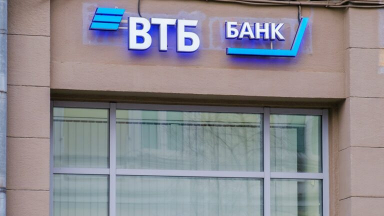 Слухи в России: колоссальный банк ВТБ стоит на глиняных ногах