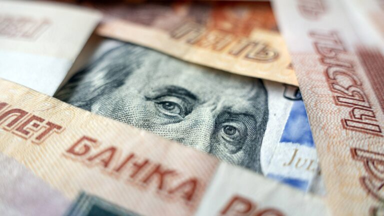 Рубль резко упал по отношению к доллару
