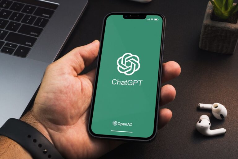 Apple добавляет ChatGPT в iPhone: новое обновление iOS превращает Siri в более умного помощника