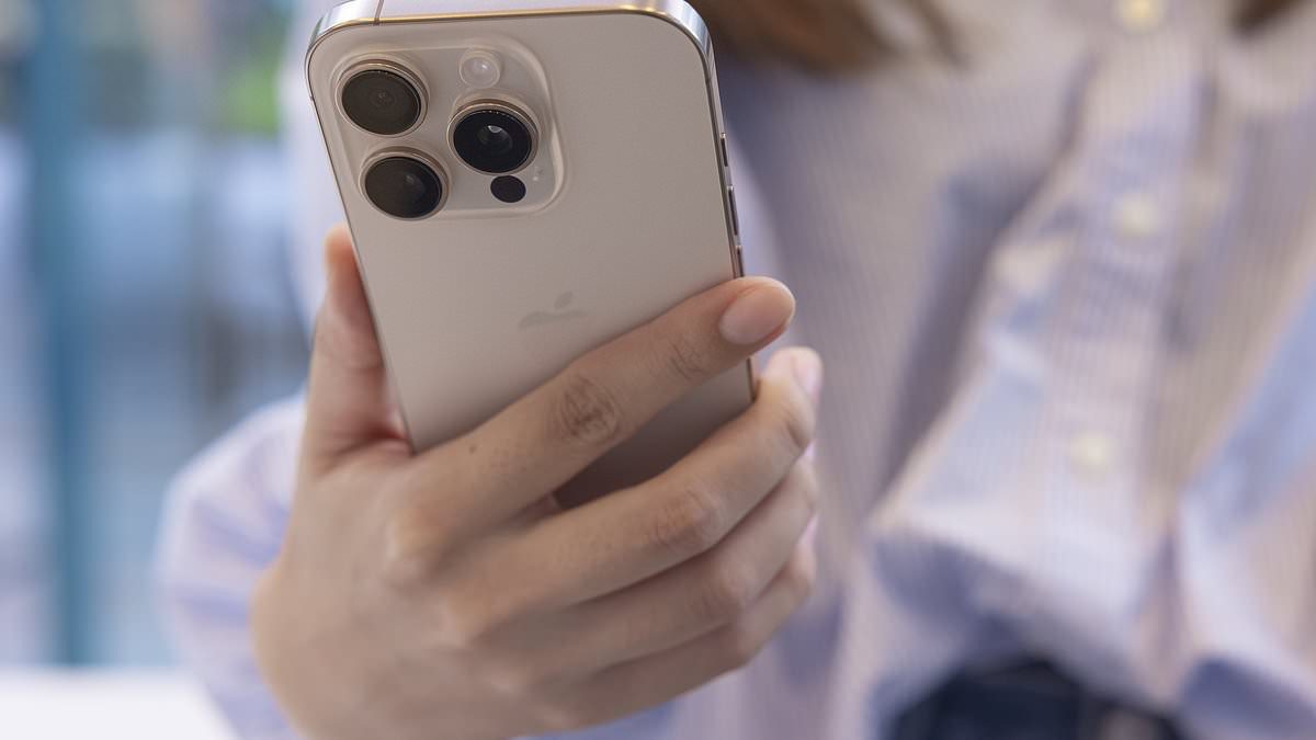 Пользователи iPhone обнаруживают скрытый «красный режим»: как включить эту полезную функцию