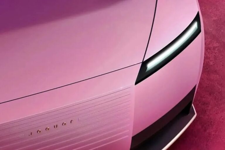 У Jaguar появился новый логотип, изображающий автомобиль розового цвета, олицетворяющий высшую роскошь. Как выглядит концепт Type 00 и какие у него особенности