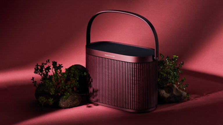 Bang & Olufsen Beosound A5, возможно, лучшая портативная колонка в мире, украшена к Рождеству. Насколько особенным является издание Cranberry Red Edition