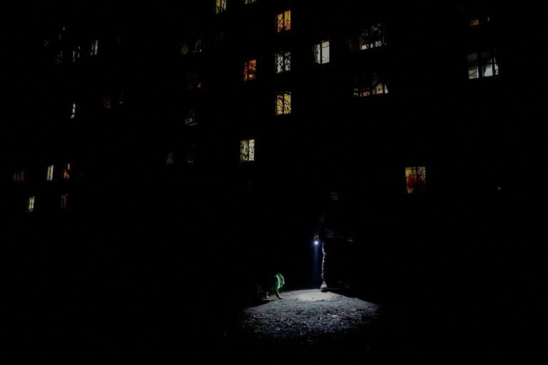 Украинцы находят альтернативные источники энергии, чтобы справиться с перебоями в подаче электроэнергии с приближением зимы