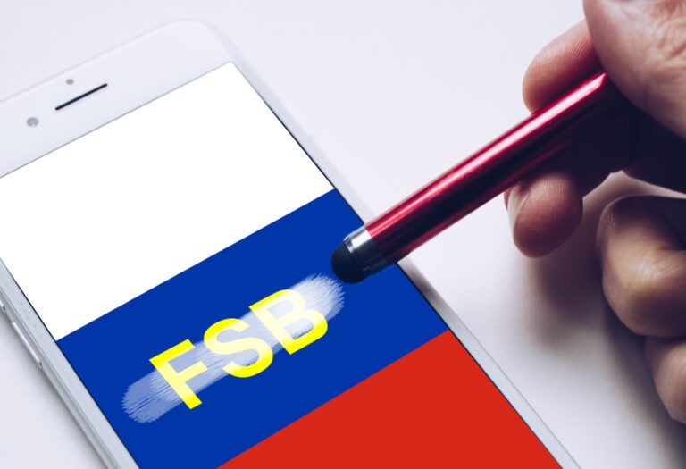 Российский программист сбежал из России и рассказал, как за его телефоном следила шпионская программа, установленная ФСБ