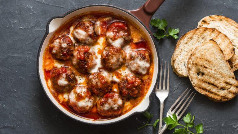 Быстрый ужин, готовый всего за 30 минут: Самые вкусные котлеты с творогом и томатным соусом