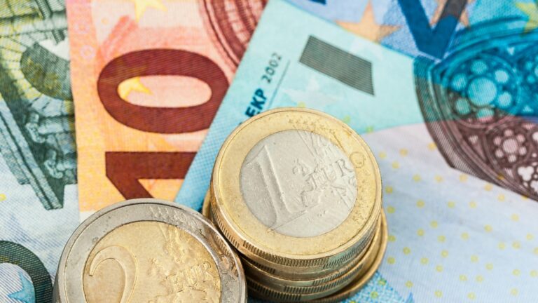 Разворот: евро принял новое направление против доллара в новом году